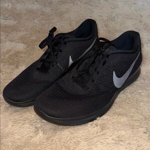 Nike Women's Black and Silver Sneakers